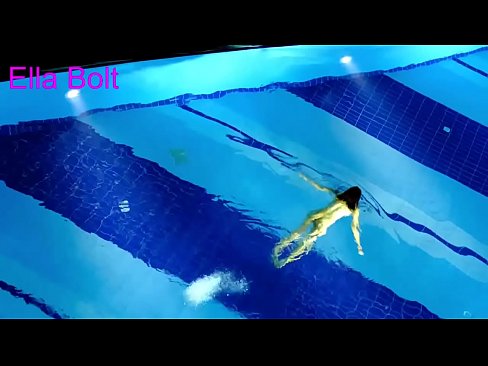 ❤️ म हेर्न रोक्न सक्दिन, जवान गोरा ELLA BOLT रिसोर्ट पूलमा नग्न पौडी खेल्दै समातियो ❌ सेक्स ☑