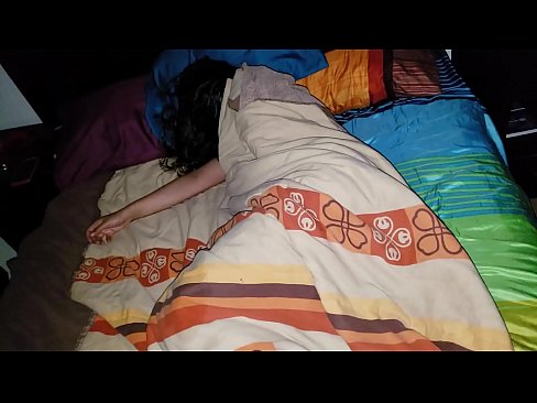 ❤️ सौतेनी आमा सुतेको बेला आफ्नी जवान सौतेनी आमालाई पिट्दै। ❌ सेक्स ☑
