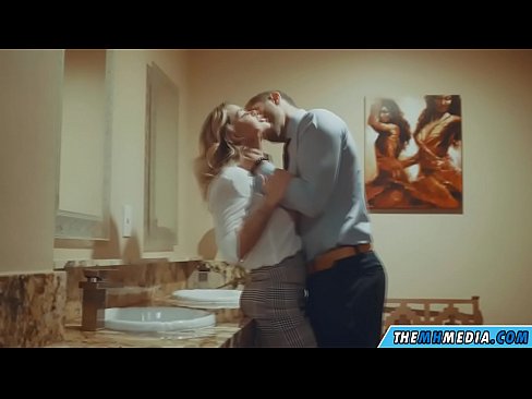 ❤️ जब एउटा बस्टी गोरोले तपाईंलाई सार्वजनिक शौचालयमा बहकाउँछ ❌ सेक्स ☑